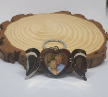 Cargar imagen en el visor de la galería, Llavero Angel Wings Photo Locket
